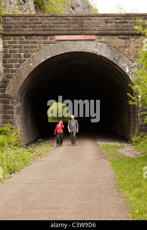 Zwei Wanderer auf dem Monsal Wanderweg, Teil einer stillgelegten Eisenbahnstrecke zwischen Bakewell und Buxton in Derbyshire. Stockfoto