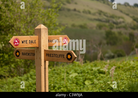 Ein Wegweiser auf dem Monsal Wanderweg, Teil einer stillgelegten Eisenbahnstrecke zwischen Bakewell und Buxton in Derbyshire. Stockfoto