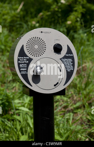 Ein Audio-Info-Point auf dem Monsal Wanderweg, Teil einer stillgelegten Eisenbahnstrecke zwischen Bakewell und Buxton in Derbyshire. Stockfoto