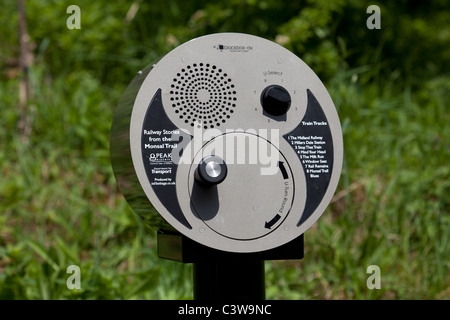 Ein Audio-Info-Point auf dem Monsal Wanderweg, Teil einer stillgelegten Eisenbahnstrecke zwischen Bakewell und Buxton in Derbyshire. Stockfoto