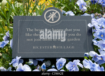 Plaque und Blumen in Maasmechelen Village Designer-Shopping Outlet Oxfordshire, Vereinigtes Königreich Stockfoto