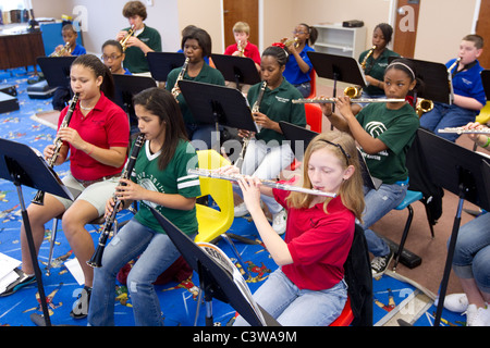 Anglo, Hispanic und Afro-Amerikaner Mittelschüler / innen Blasinstrumente während spielen Orchester Klasse Rapoport Academy Stockfoto