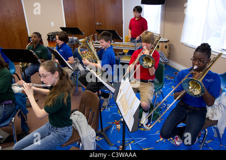 Anglo, Hispanic und Afro-Amerikaner Mittelschüler / innen Wind und Blechblasinstrumente während spielen Orchester Klasse Stockfoto