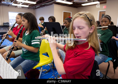 Anglo, Hispanic und Afro-Amerikaner Mittelschüler / innen Blasinstrumente während spielen Orchester Klasse Rapoport Academy Stockfoto