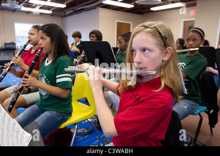 Anglo, Hispanic und Afro-Amerikaner Mittelschüler / innen Blasinstrumente während spielen Orchester Klasse Rapoport Academy Stockfoto