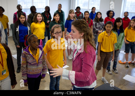 Weibliche Anglo Musiklehrer weist Studenten während der Musik-Klasse an der Mittelschule Rapoport Akademie öffentliche Charta in Waco Texas Stockfoto