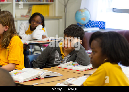 African-American, hören Anglo und hispanischen Mädchen und jungen im Unterricht an der Mittelschule Rapoport Akademie öffentliche Charta Stockfoto