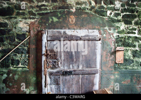 Holztür und Gravuren in St Illtyd Kirche, Caldey Island. Priorat Kirche 117577 Caldey Stockfoto