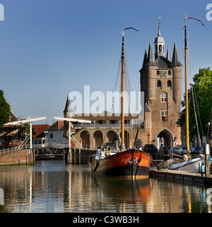 Das Stadttor Zuidhavenpoort im Hafen von Zierikzee, Niederlande Stockfoto