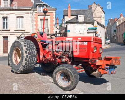 Alten Renault-Traktor von Rathaus - Frankreich verwendet. Stockfoto