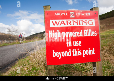 Ein Warnsignal über die Dreharbeiten im Glen Shira oben Loch Fyne in Schottland, Großbritannien. Stockfoto