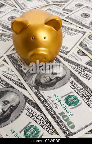 Sparschwein und hundert Dollar-Scheine für den Hintergrund Stockfoto