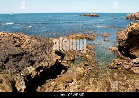 Frankreich Französisch Biarritz alten Hafen Felsen Meer der Plage du Port-Vieux Pyrenäen Atlantiques Aquitaines Flut Ebbe Fluss Stockfoto