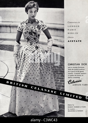 Original ganzseitige Anzeige im Mode-Magazin ca. 1955 für britische CELANESE Stoff Stockfoto