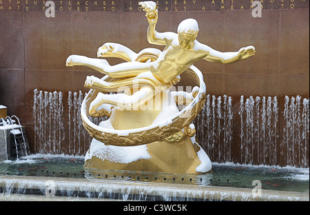 PROMETHEUS am Rockefeller Center mit Schnee bedeckt Stockfoto