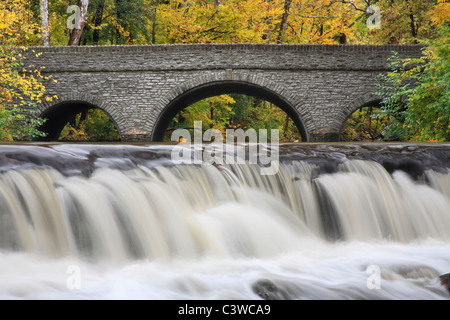 Eine steinerne Brücke und Wasserfall im Herbst im Park, Sharon Woods, südwestlichen Ohio, USA Stockfoto