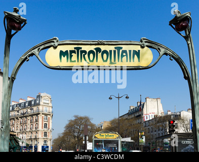 Hector Guimard entworfen, Eingang zum Pere Lachaise Metro Station, Paris, Frankreich Stockfoto