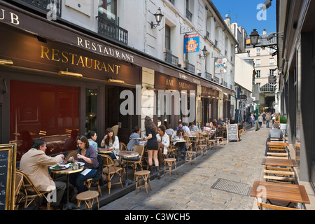 Bürgersteig-Restaurant auf der Cour du Commerce St. Andre aus der Rue St. Andre des Arts, Viertel Saint Germain, Paris, Frankreich Stockfoto