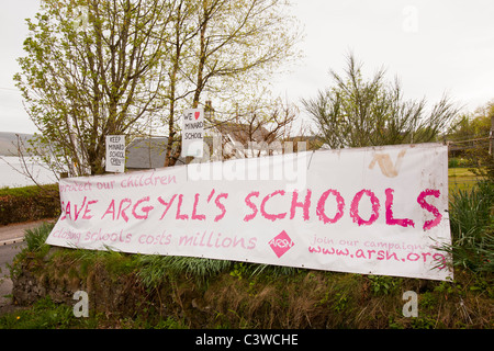 Ein Zeichen über das Speichern von Minard Schule am Loch Fyne in Argyll, Schottland, Vereinigtes Königreich von den Regierungen Ausgabenkürzungen. Stockfoto