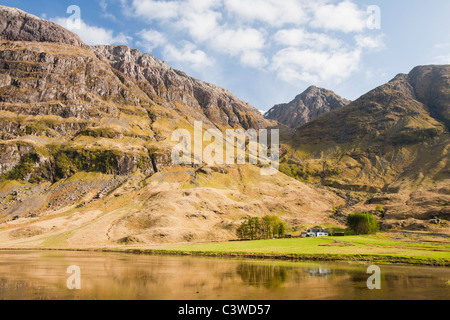 Achnambeithach Ferienhaus in Glen Coe, blickte auf den Gipfel des Bidean Nam Bian, der höchste Gipfel in Argyll, Schottland. Stockfoto