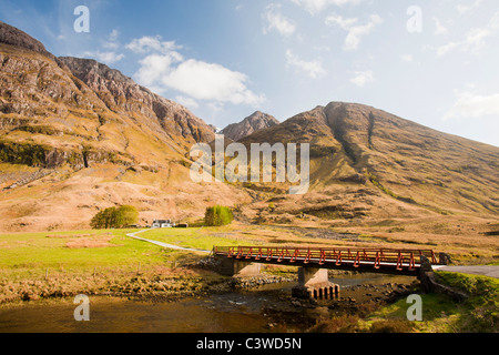 Achnambeithach Ferienhaus in Glen Coe, blickte auf den Gipfel des Bidean Nam Bian, der höchste Gipfel in Argyll, Schottland. Stockfoto