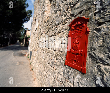 Alte rote italienische Briefkasten in eine graue Steinmauer eines Hauses in Gaiole in Chianti 'Europas die meisten idyllische Place to Live.', Tuscany Stockfoto