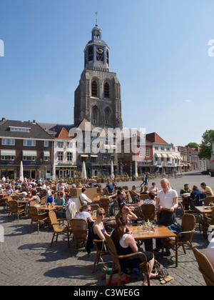 Grote Markt wichtigsten Platz, Bergen Op Zoom, Noord-Brabant, Niederlande an einem sonnigen Tag mit vielen Menschen Stockfoto