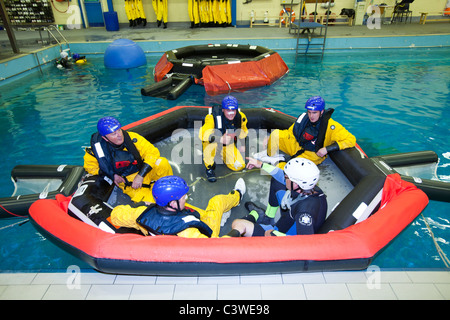 Arbeiter in der Offshore-Industrie Praxis Hubschrauber Notwasserung Evakuierung im Rahmen einer Industrie-Schulung Stockfoto