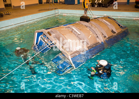 Arbeiter in der Offshore-Industrie Praxis Hubschrauber Notwasserung Evakuierung im Rahmen einer Industrie-Schulung Stockfoto