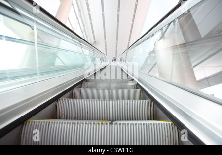 moderne Schritte bewegten Geschäft Rolltreppe Stockfoto