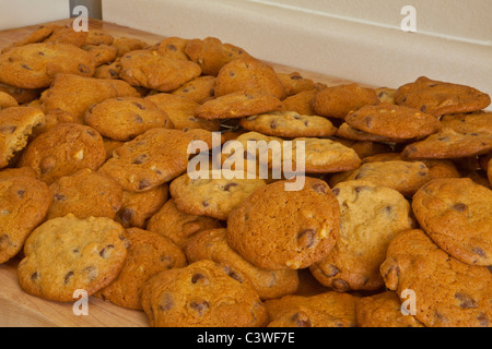 Eine neue Charge von chocolate Chip cookies Stockfoto