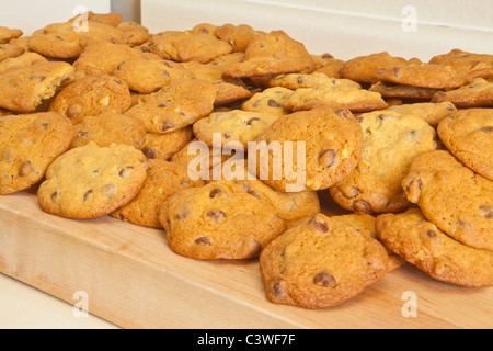 Eine neue Charge von chocolate Chip cookies Stockfoto