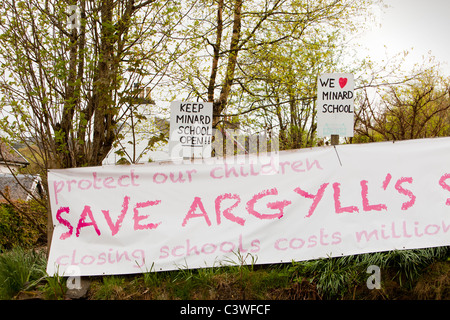 Ein Zeichen über das Speichern von Minard Schule am Loch Fyne in Argyll, Schottland, Vereinigtes Königreich von den Regierungen Ausgabenkürzungen. Stockfoto