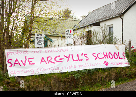 Ein Zeichen über das Speichern von Minard Schule am Loch Fyne in Argyll, Schottland, Vereinigtes Königreich von den Regierungen Ausgabenkürzungen. Stockfoto