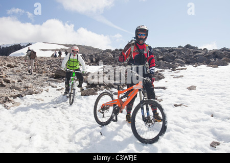 Mountainbiker Abstieg vom Gipfel von Ben Nevis, Großbritanniens höchstem Berg, Schottland, UK. Stockfoto