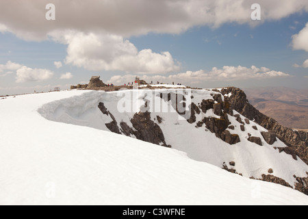 Den nördlichen Klippen des Ben Nevis aus dem Gipfelplateau. Stockfoto