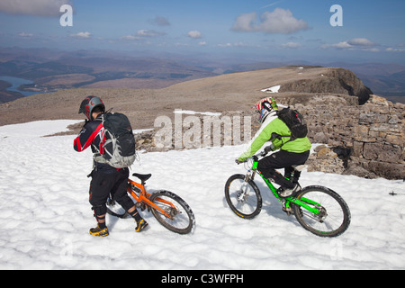 Mountainbiker Abstieg vom Gipfel von Ben Nevis, Großbritanniens höchstem Berg, Schottland, UK. Stockfoto