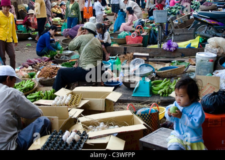 Kambodschanische Volk befinden sich Einkaufsmöglichkeiten für Lebensmittel auf einer überfüllten und belebten Straße Lebensmittelmarkt in Kratie, Kambodscha. Stockfoto