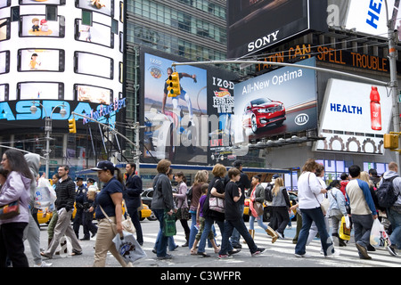 Zwischen den übermächtigen Billboards und dem Ansturm der Menschen ist der Times Square eine laufende Karneval in New York City Stockfoto