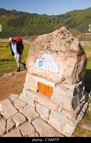 Eine Spendenbox in Richtung Wanderweg Reparaturen am unteren Rand der Ben Nevis-Strecke. Stockfoto