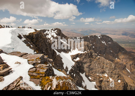 Den nördlichen Klippen des Ben Nevis aus dem Gipfelplateau. Stockfoto