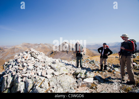 Wanderer, aufsteigend die Mamore Bergkette in den Highlands, Schottland, Großbritannien. Stockfoto