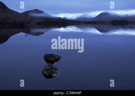 Unberührten Reflexion des schwarzen Berges in den Gewässern der man Na h-Achlaise auf Rannoch Moor in den Highlands von Schottland Stockfoto