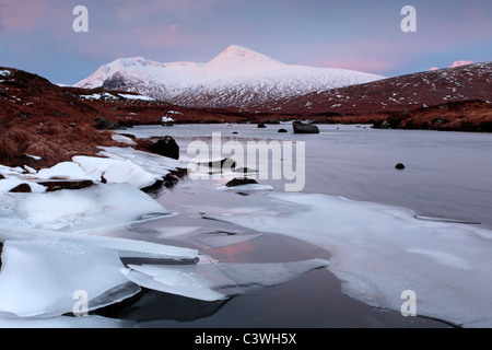 Schneebedeckten Meall ein Bhuiridh und den eisigen Gewässern der man Na h-Achlaise in Rannoch Moor, Schottland Stockfoto