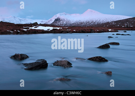 Schneebedeckten Meall ein Bhuiridh und den eisigen Gewässern der man Na h-Achlaise in Rannoch Moor, Schottland Stockfoto