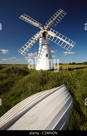 Thurne Dyke Windpumpe bei einem Sommerabend Stockfoto