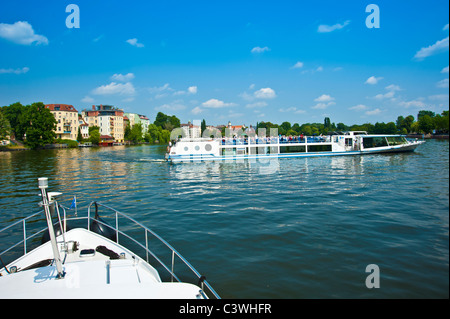 Bug der Yacht und touristischen Boot auf der Spree, Berlin, Deutschland Stockfoto