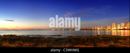 Panorama goldenen Sonnenuntergang in Punta del Este Küste Stadt. Uruguay. Stockfoto