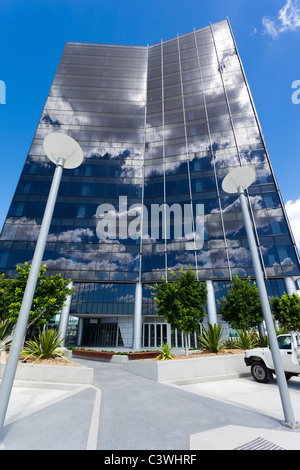 Moderne Corporate Building mit Himmel und Wolken reflektieren Stockfoto