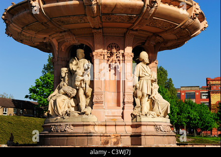 Detail von Doulton Brunnen im Peoples Palace auf Glasgow Green, Schottland Stockfoto